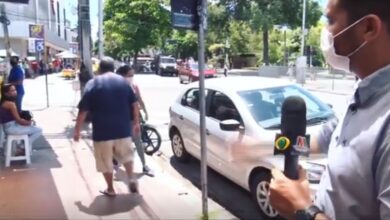 Photo of Repórter cansa de ser ignorado por povo na rua e liga para a própria mãe para entrevista