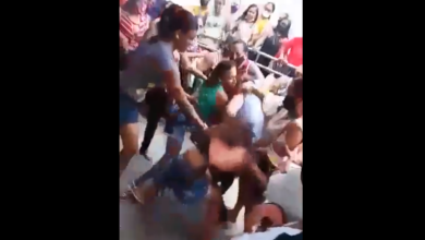 Photo of Mulheres se atacam em fila do Banpará para pegar R$100,00. Veja vídeo