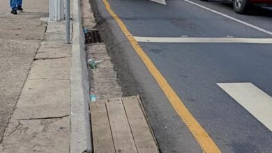 Photo of Com asfalto desnivelado e sem acessibilidade, religioso improvisa rampa na Almirante Barroso