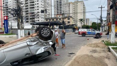 Photo of Carro de aplicativo se envolve em acidente e capota no centro de Belém