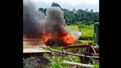 Photo of No interior do PA, mulher ateia incendeia carro do marido