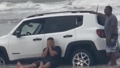 Photo of Vídeo: Homem chora ao ver carro engolido pela maré em Salinas