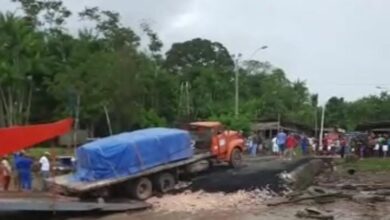 Photo of Caminhão prega em saída da balsa e trava travessia em Outeiro