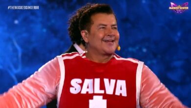 Photo of Fantasiado de Boto, paraense Beto Barbosa é o quarto desmascarado do ‘The Masked Singer Brasil’