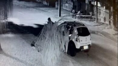 Photo of Personal flagra esposa transando com morador de rua dentro de carro
