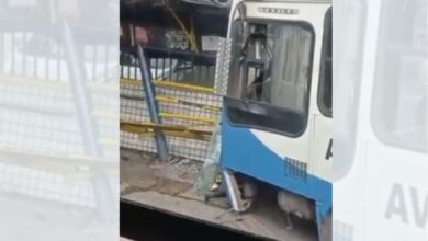 Photo of Na Almirante Barroso, ônibus invade calçada e atinge parada de ônibus