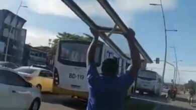 Photo of [VÍDEO] Porta de ônibus da empresa Belém-Rio cai e atinge passageira