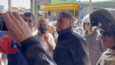 Photo of Bolsonaro despista e sai de moto pelas ruas de Brasília