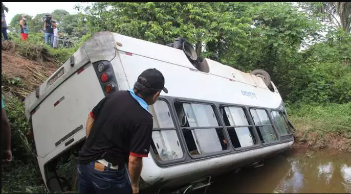 Ônibus Cai Em Barranco E Deixa Passageiros Feridos Em Benevides