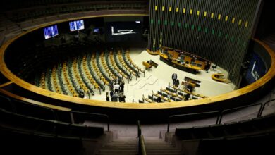 Photo of Deputados têm até hoje para trocar de partido sem perder mandato