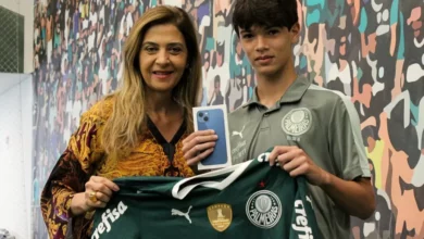 Photo of Atleta ganha novo celular após ter aparelho quebrado por jogador do Palmeiras