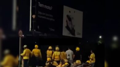 Photo of Mototaxistas ateiam fogo em outdoor da Uber Moto em Parauapebas