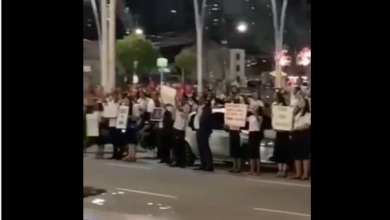 Photo of Grupo de pessoas ora e canta em frente ao shopping Boulevard em Belém