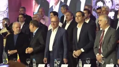 Photo of Lula e Alckmin ouvem hino da “Internacional socialista” em evento do PSB