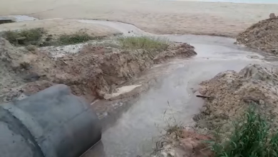 Photo of Vídeo mostra água escura sendo despejada na Praia Grande, em Outeiro
