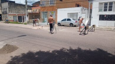 Photo of Moradores fazem vaquinha e fecham por conta própria buracos em via de Belém