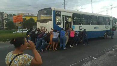 Photo of Foto de passageiros empurrando ônibus na região metropolitana de Belém viraliza