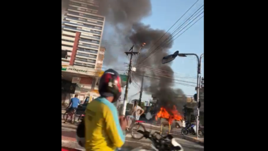 Photo of Kombi pega fogo em via do bairro do Marco em Belém
