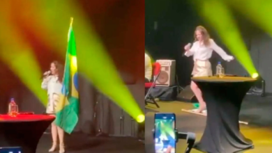 Photo of Bebel, filha do cantor João Gilberto, pisa na bandeira do Brasil durante show