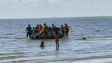 Photo of Carro é levado pela maré em Outeiro