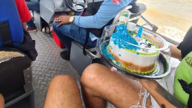Photo of Bolo temático de PrEP sendo transportado em rio do Pará viraliza