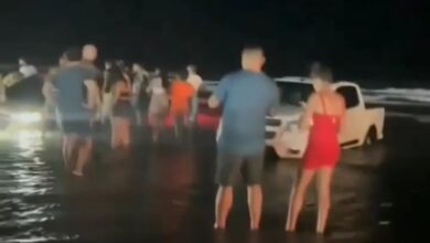 Photo of Teimosos, motoristas furam bloqueio e entram na praia do Atalaia; 10 carros são engolidos pela maré