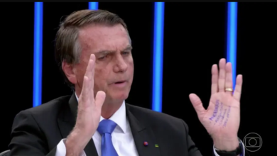 Photo of Bolsonaro provoca “Globo” com nome de doleiro em cola na mão