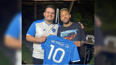 Photo of Paraense entrega camisa personalizada do Paysandu para Neymar