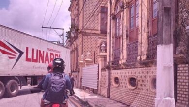 Photo of Carreta é flagrada fazendo manobra na frente do Palacete Pinho, na Cidade velha