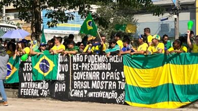Photo of Manifestantes se concentram na frente do 2º BIS neste feriado