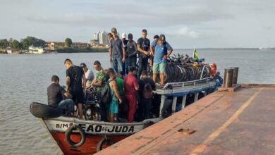 Photo of Com apenas uma lancha, moradores de Outeiro se arriscam em embarcações pequenas