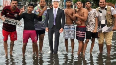 Photo of Boneco do ED vira atração turística em rua alagada de Belém