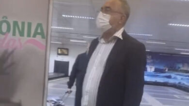 Photo of Paraense aborda Edmilson Rodrigues em aeroporto e questiona gestão do prefeito: “Viajando não resolve, né? “