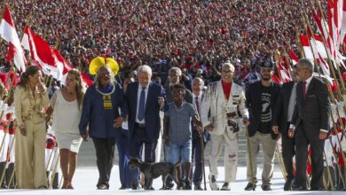 Photo of Lula toma posse, sobe a rampa do Palácio do Planalto e recebe faixa presidencial