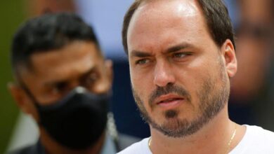 Photo of Carluxo será pai: filho de Bolsonaro teria engravidado ex-secretária de ministério