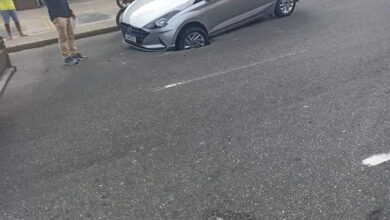 Photo of Belém esburacada: em plena avenida Augusto Montenegro, carro cai em buraco