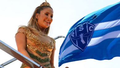 Photo of Claudia Leitte para show e manda beijos para torcida do Paysandu; veja vídeo