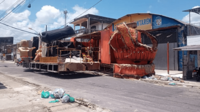 Photo of Após a folia, o lixo: carros alegóricos são abandonados nas ruas de Belém