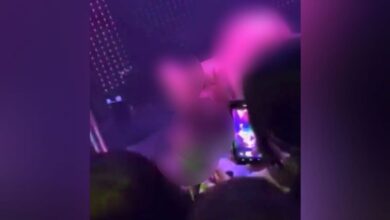 Photo of Longe demais: durante show, MC Pipokinha recebe sexo oral de mulher nua em palco; vídeo