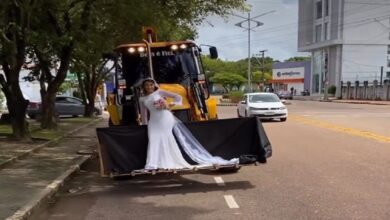 Photo of No Pará, noiva realiza sonho e vai ao seu casamento em uma retroescavadeira para homenagear o pai