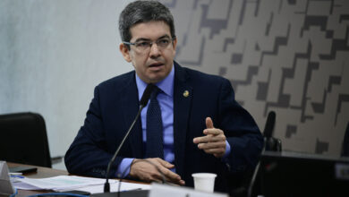 Photo of Líder do governo, Randolfe Rodrigues contesta decisão do Ibama e deixa Rede