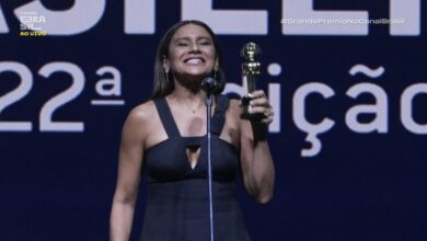 Photo of Dira Paes recebe o prêmio de Melhor Atriz no Grande Prêmio de Cinema Brasileiro