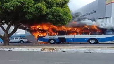 Photo of Ônibus pega fogo e deixa passageiros assustados em Ananindeua