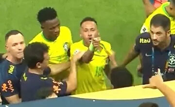 Photo of Torcedor joga pipoca em Neymar após tropeço da seleção e irrita craque