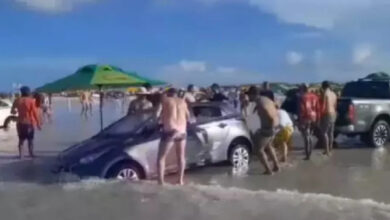 Photo of Carros engolidos pelo mar na Praia do Atalaia, em Salinas