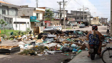 Photo of Moradores da Pedreira fecham rua com lixo em protesto contra problemas na coleta