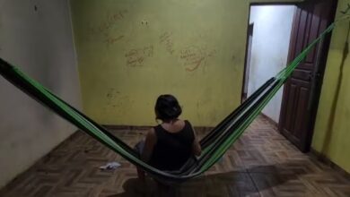 Photo of Mulher é encontrada acorrentada pelos pés dentro de casa