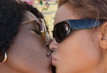 Photo of Atrizes assumem namoro com beijo apaixonado