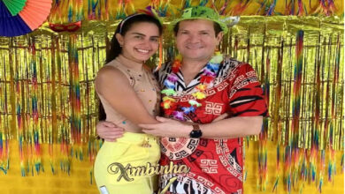 Photo of Ximbinha celebra 50 anos ao lado da atual esposa e filho de Joelma em clima de carnaval