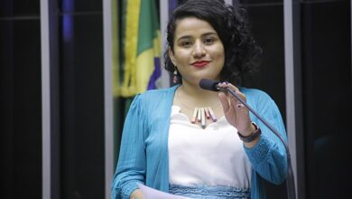 Photo of Ex-parlamentar do PSOL discorda da decisão de expulsar companheira de partido